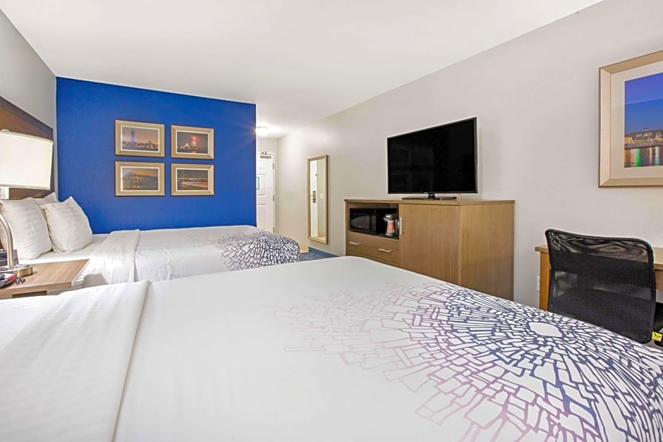 La Quinta Inn & Suites by Wyndham NE Long Beach/Cypress