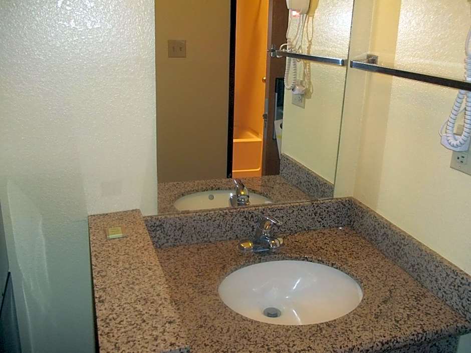 Super 8 by Wyndham Moriarty