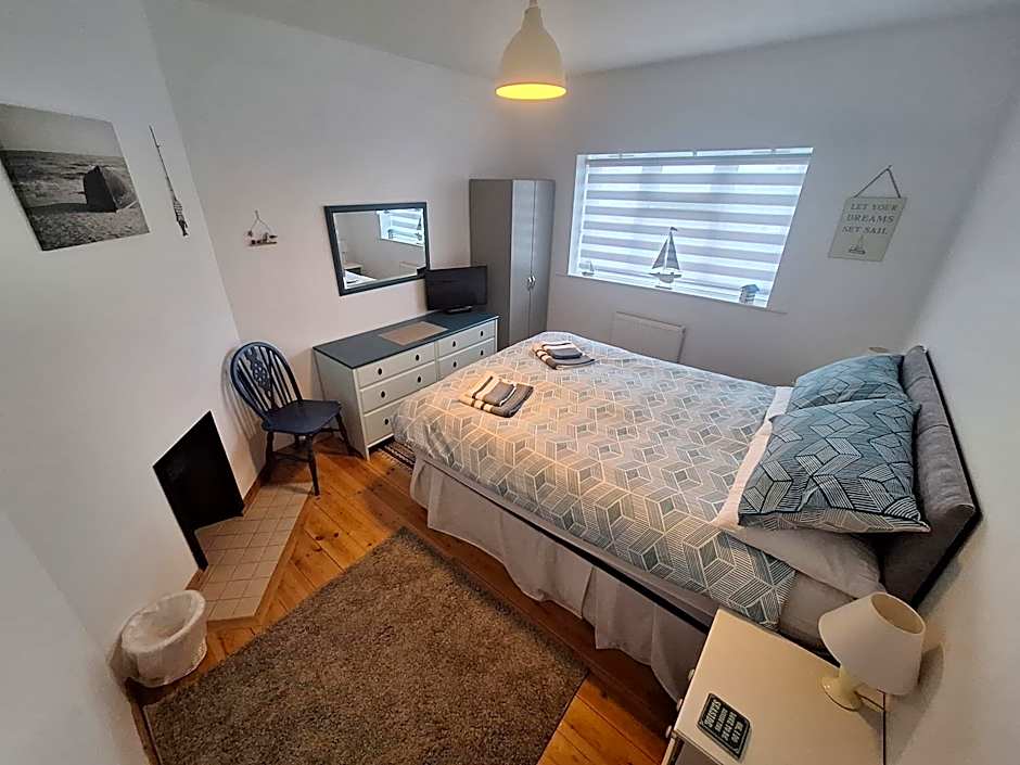 By the sea, home from home sleeps 6