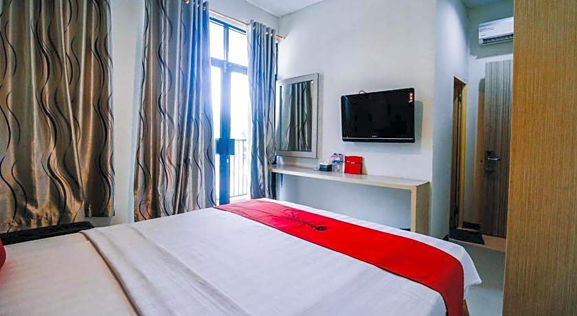 RedDoorz Plus near Sultan Hasanuddin Airport