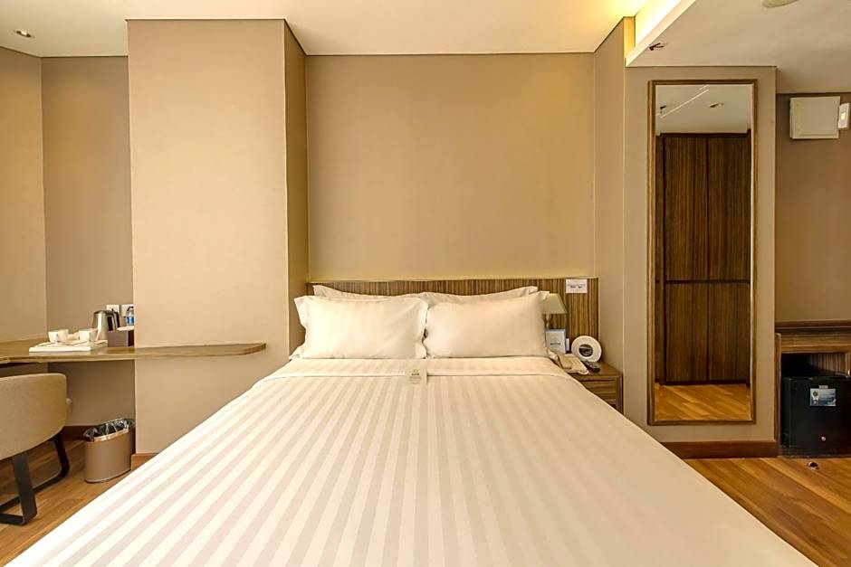 Photo 1 of 5 of Deluxe 1 Queen Bed