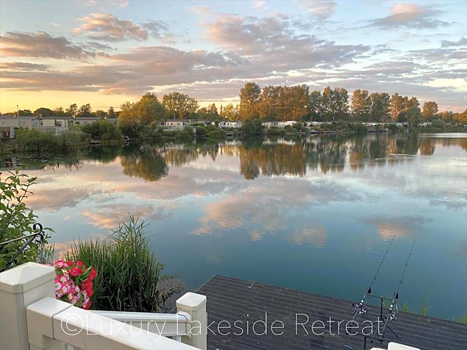 Lakeside Retreat With Hot Tub & Fishing Peg at Tattershall Lakes Country Park