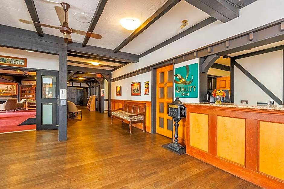 Quality Inn Waddling Dog