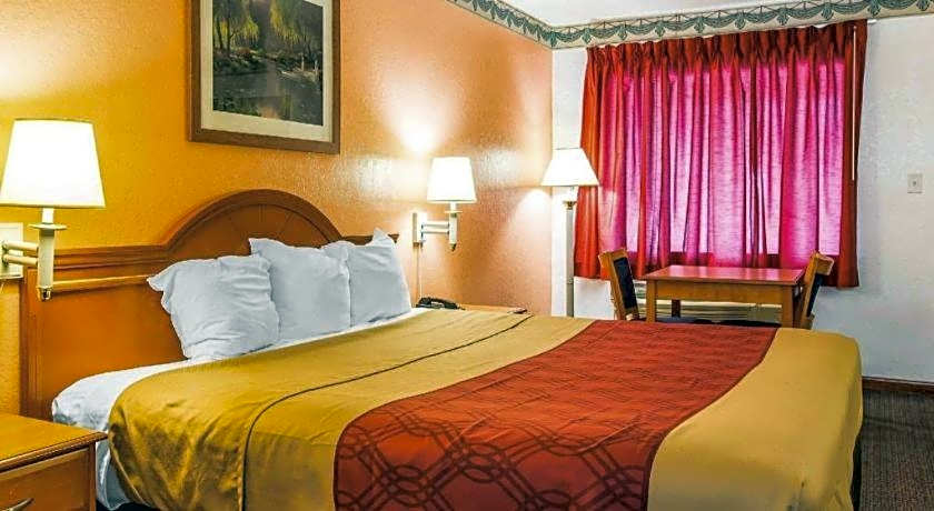 Econo Lodge Inn & Suites