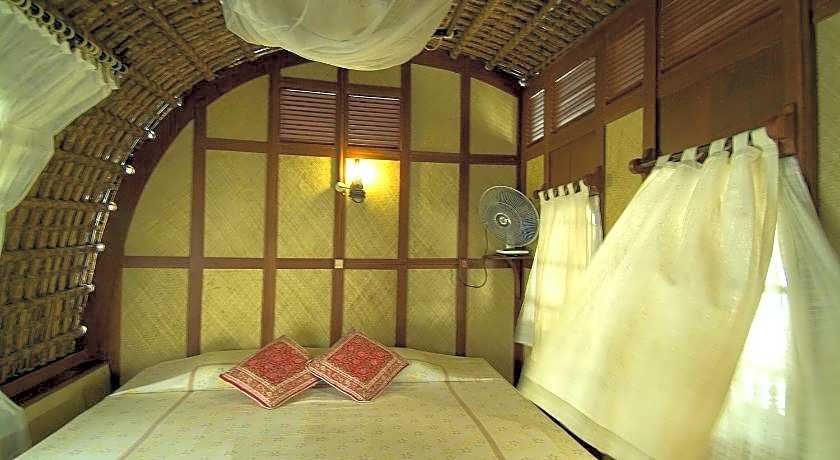 Spice Coast Cruises - Houseboat, A CGH Earth Experience