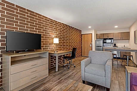 King Suite with Bath Tub and Kitchenette - Mobility Accessible