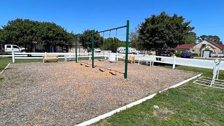 Four Oaks Lodging