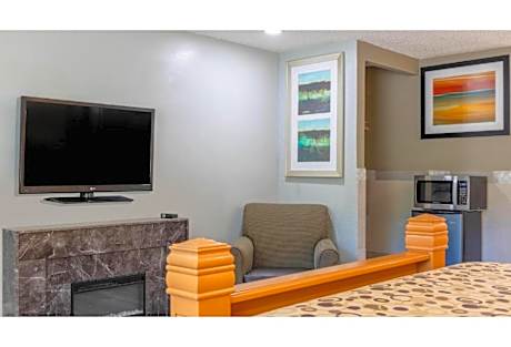 1 KING BED | SUITE, NSMK, HOT TUB, SOFA-BED