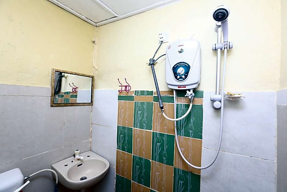 OYO 89819 Raz Hotel Kelulut