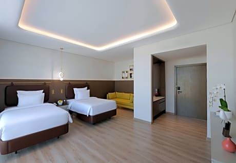 Deluxe Twin Room with Panaromic City View
