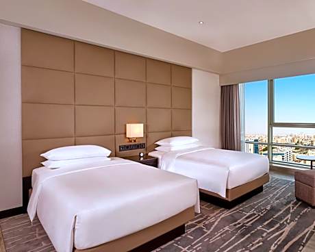2 Bedroom Suite With 1 King Bed And 2 Twin Beds High Floor
