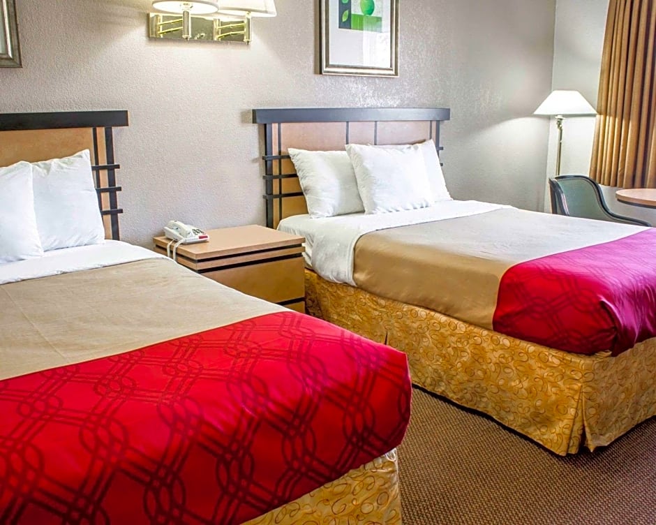 Econo Lodge Inn & Suites Colonie Center Mall