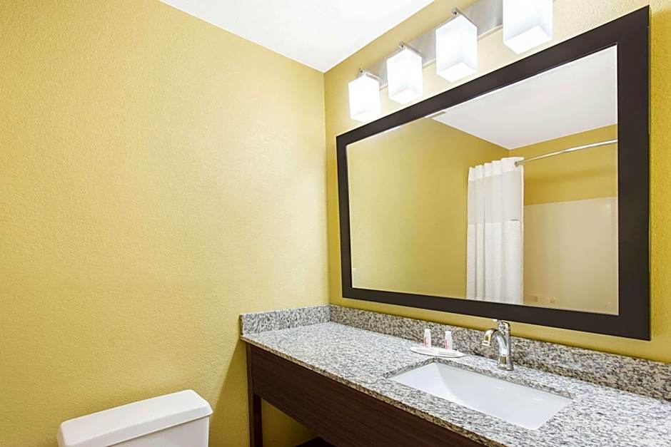 Days Inn & Suites by Wyndham Davenport East