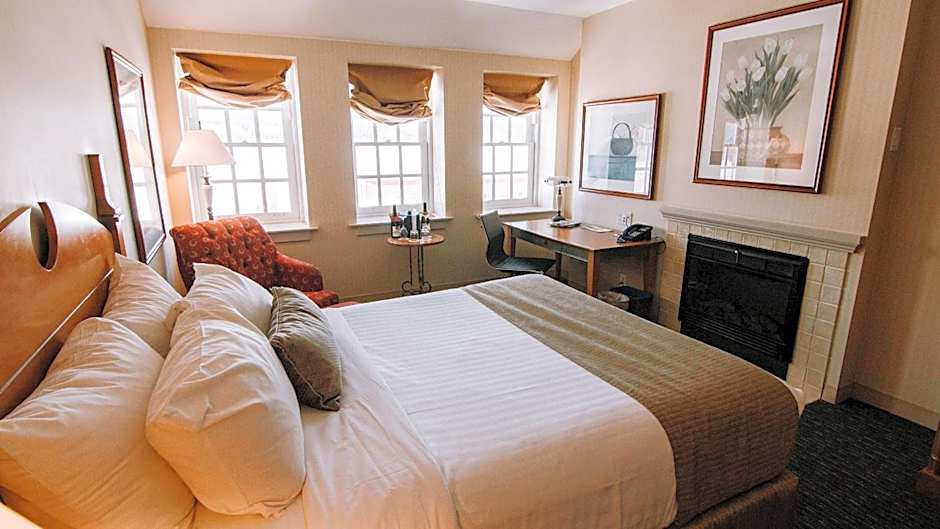 Photo 1 of 6 of Deluxe 1 Queen Bed
