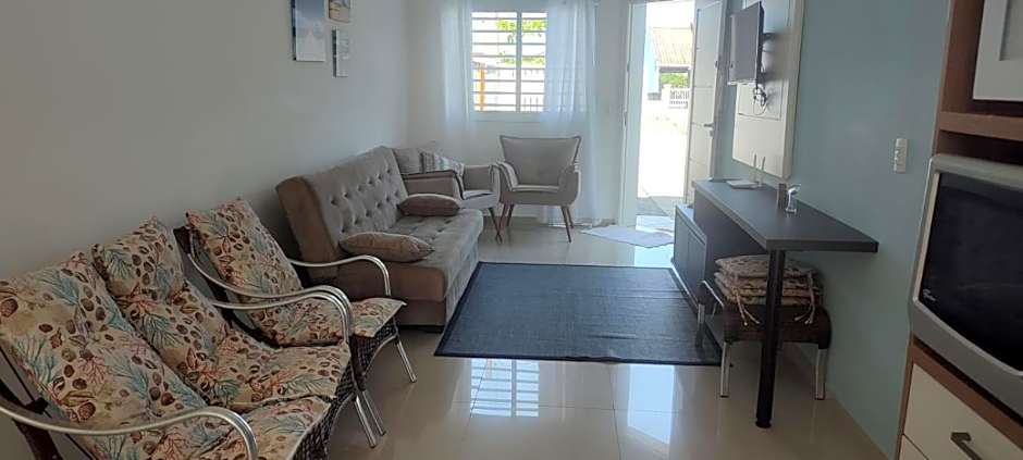 Casa com piscina duas quadras da praia