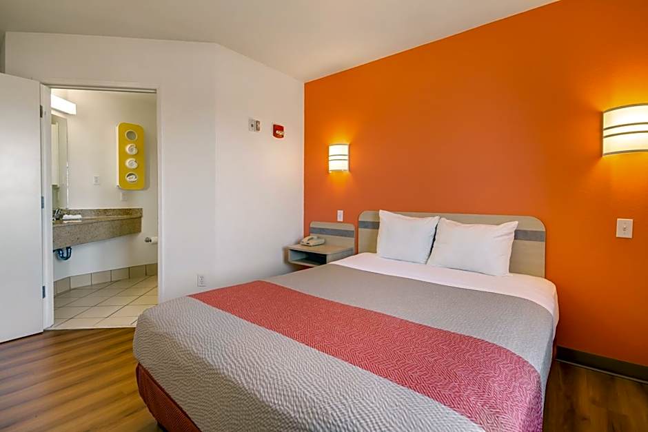 Howard Johnson by Wyndham Lemoore