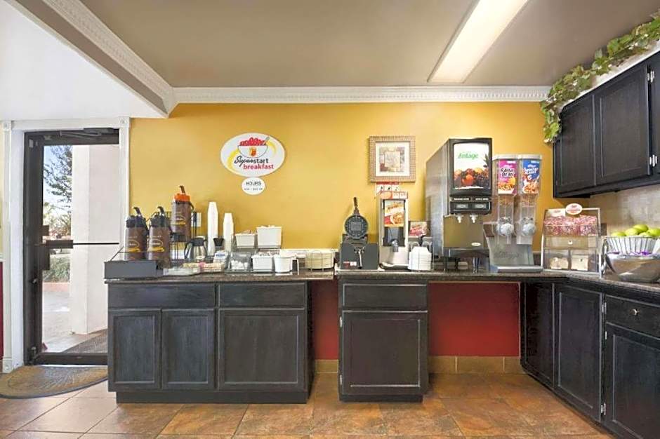 Super 8 By Wyndham Baton Rouge/I-12