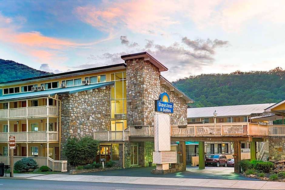 Days Inn & Suites by Wyndham Downtown Gatlinburg Parkway