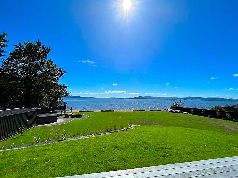 Jandals & Joy Lakefront Retreat