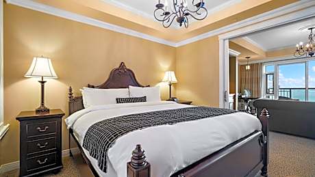One Bedroom Suite, Partial Ocean View, King