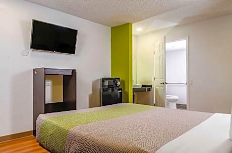 Queen Room - Disability Access - Non-Smoking