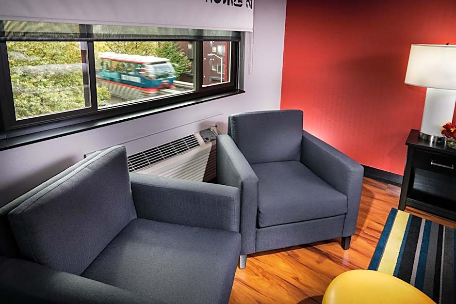 Staypineapple At Hotel Five