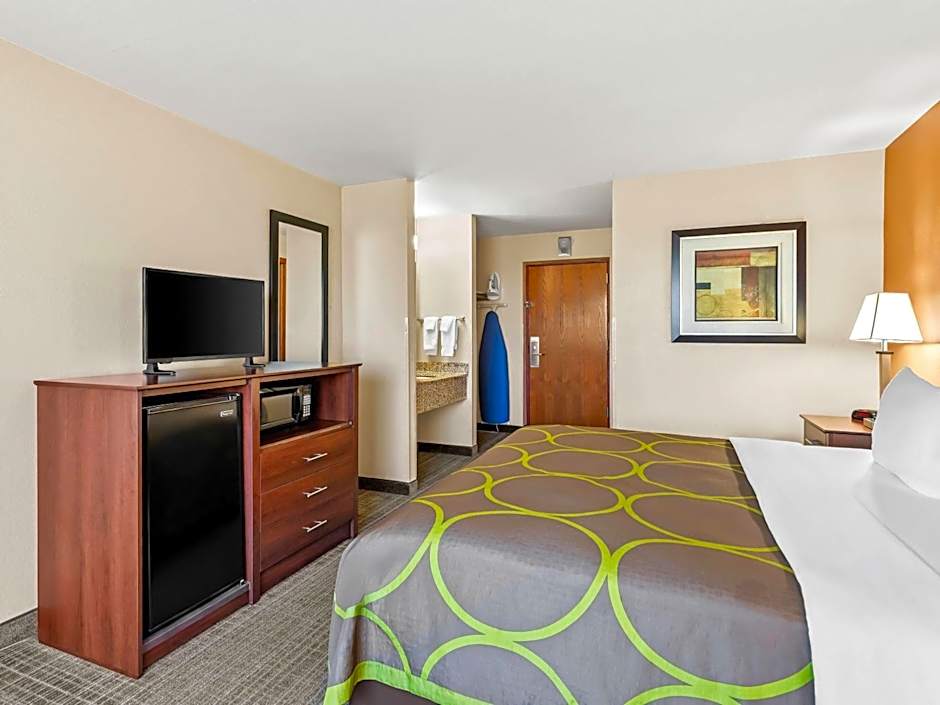 Super 8 by Wyndham Sturtevant Racine