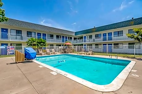 Super 8 by Wyndham Tracy