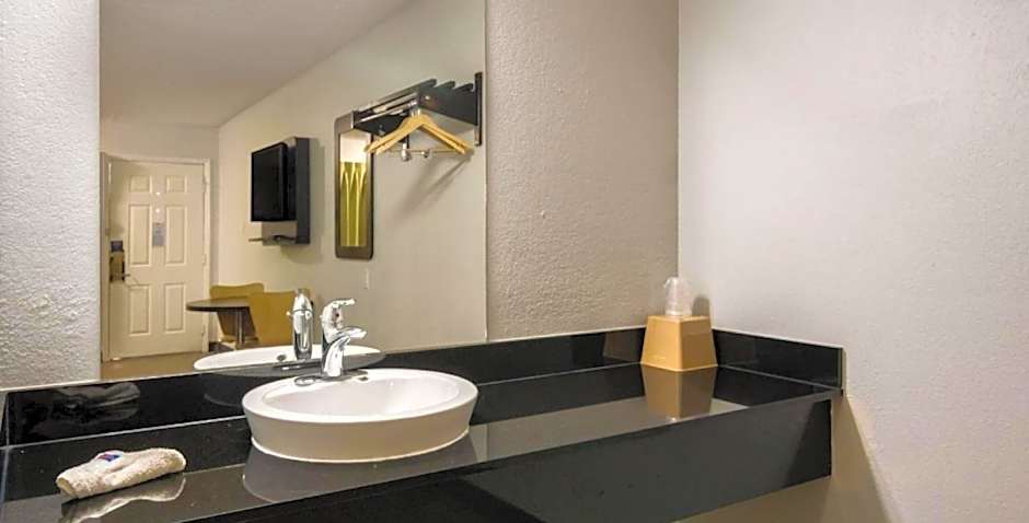 Motel 6 Irving - Loop 12