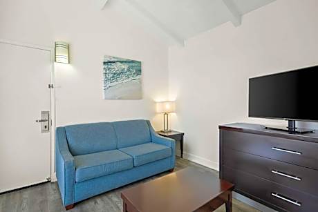 One-Bedroom King Suite with Partial Ocean View - Non-Smoking