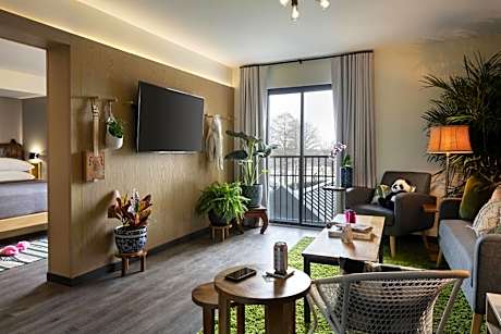 One-Bedroom Suite with One Specialty Bed