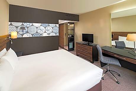 1 Queen Bed Standard River View
