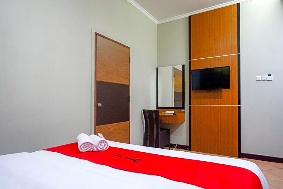 RedDoorz Plus near Amplaz Yogyakarta