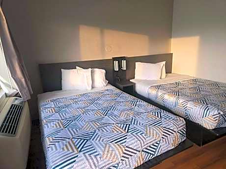Quadruple Room with Two Queen Beds - Non Smoking