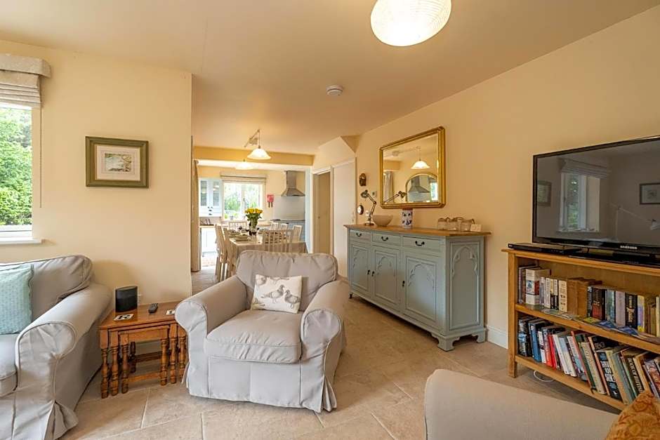 Willow House in Knodishall, Sleeps 7 - Only a short drive from Aldeburgh, Thorpeness & Snape Maltings - Managed by Aldeburgh Coastal Cottages