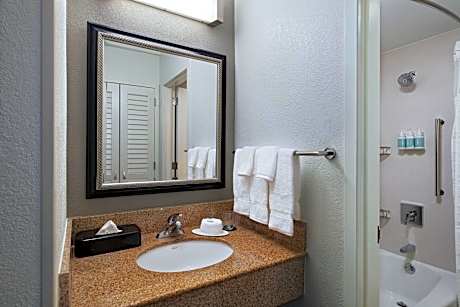 Room, 2 Queen Beds (Mobility/Hearing Accessible, Tub) (2 Queen Beds)