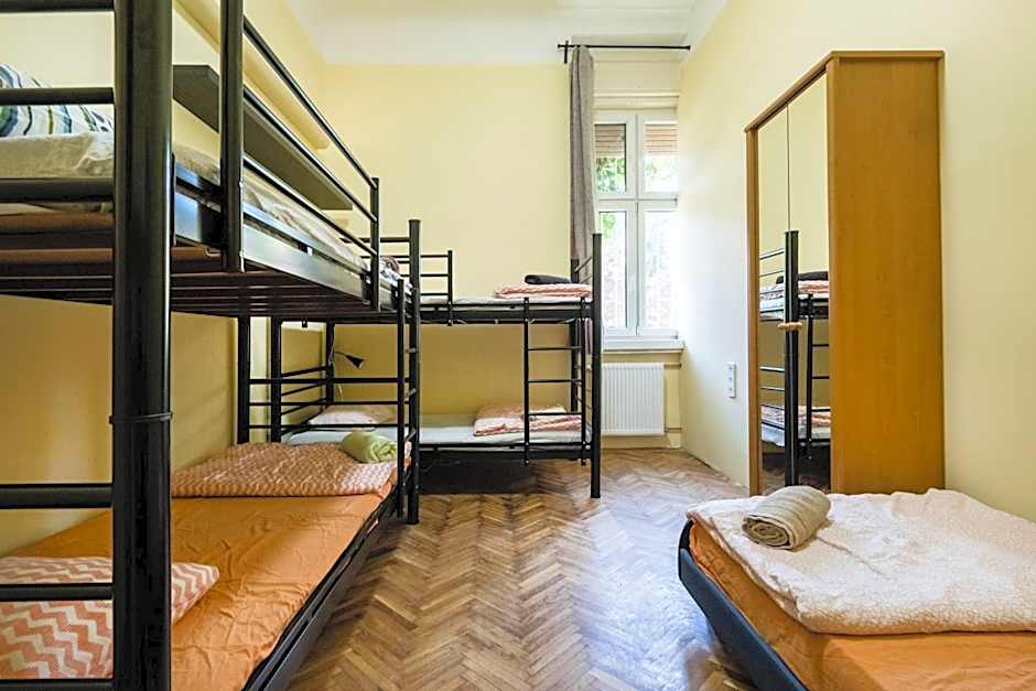 Baroque Hostel & Coworking
