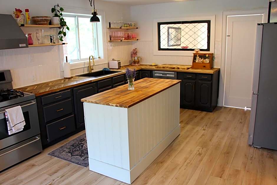 Queen Suite with Private Ensuite at Fancie's PEC - Suite 1