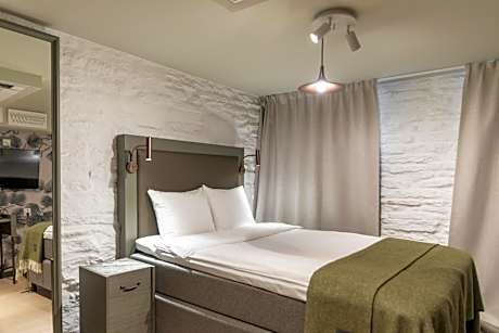 Compact Single Cabin Annex Building