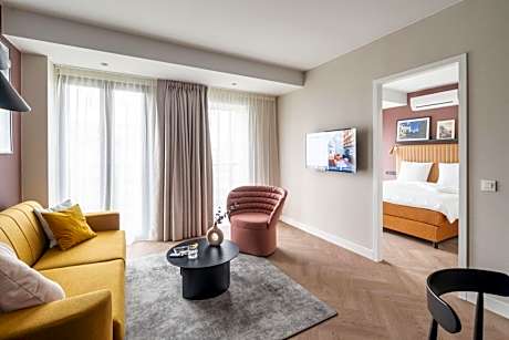 Large 1 Bedroom Apartment with Sofa Bed- Accessible