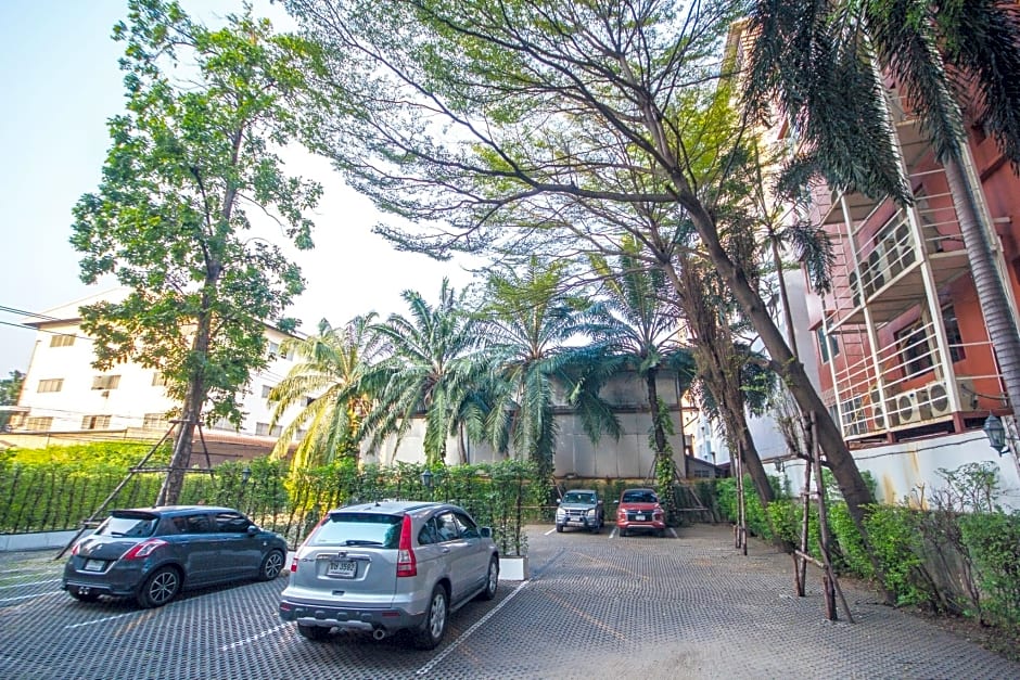 Romance Hotel Srinakarin