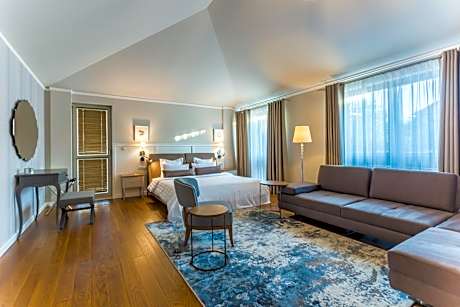 King Studio with Sofa Bed