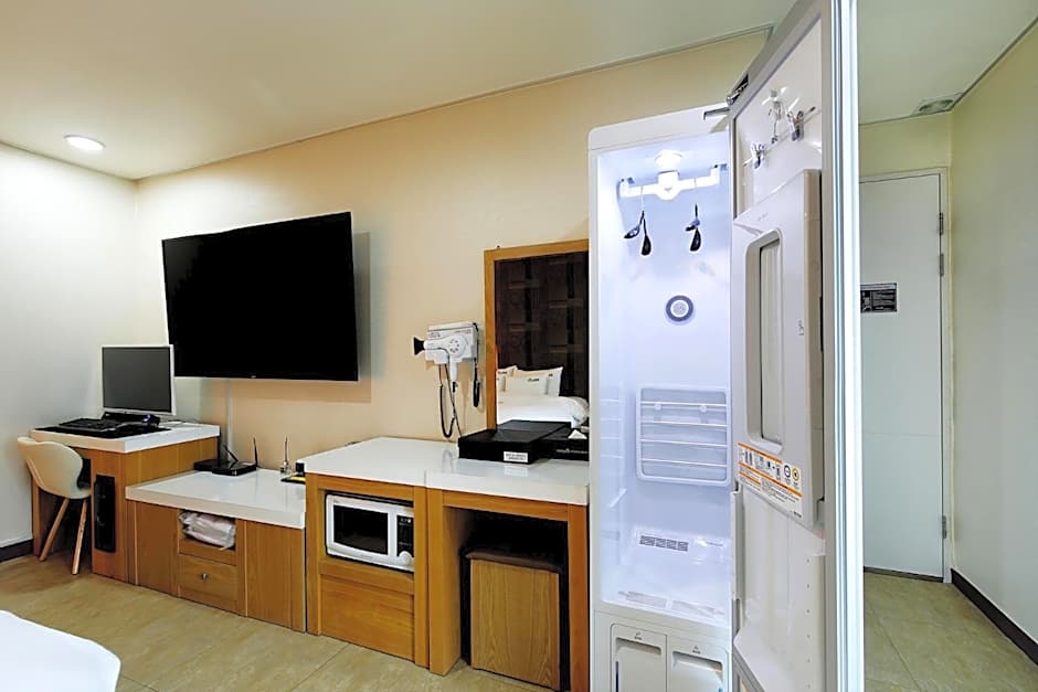 White Tourist Hotel