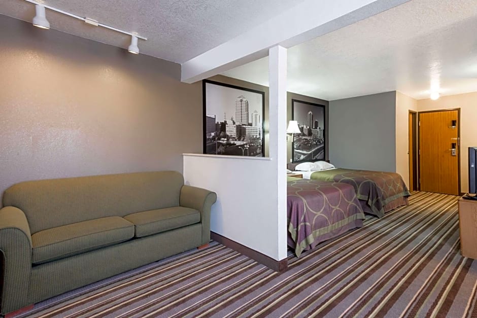 Super 8 by Wyndham Bernalillo