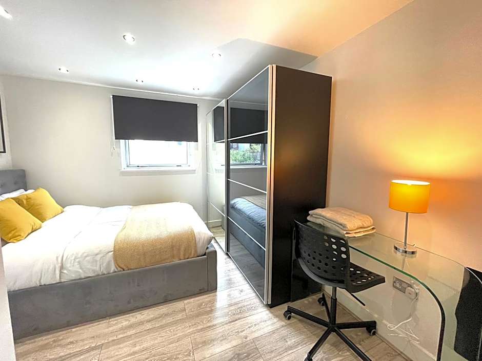 RNM - Business Professionals Stay, Walsall City Centre, 2 Bedroom with ensuite and bathroom, Entire Place, Kitchen & Washroom with amenities, Smart Tv, Easy Access, Fast WiFi, Parking Nearby, Great transport links