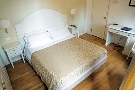 Queen Room with Shared Bathroom