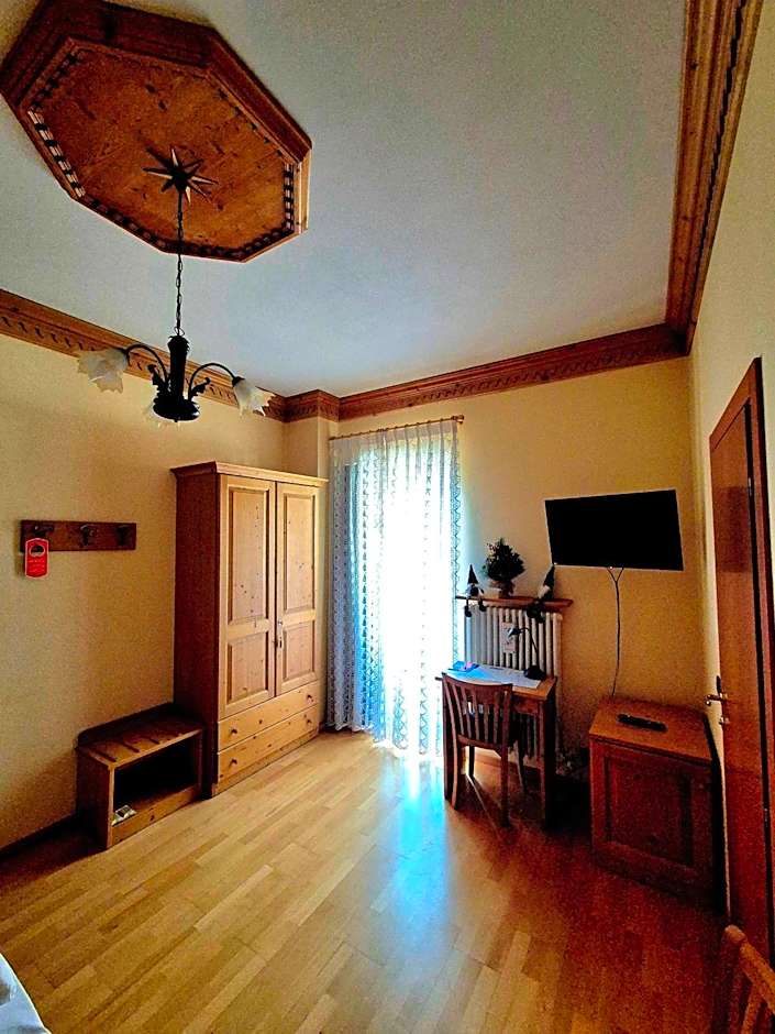 HOTEL DOLOMITI di De Martin D Oscar