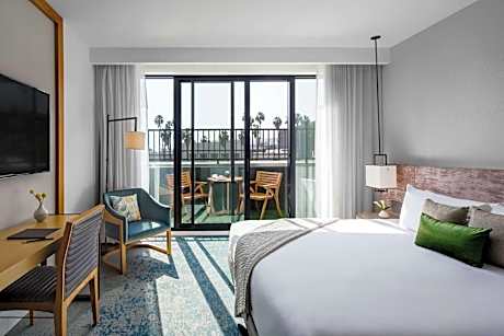 King Room Bronze with Balcony