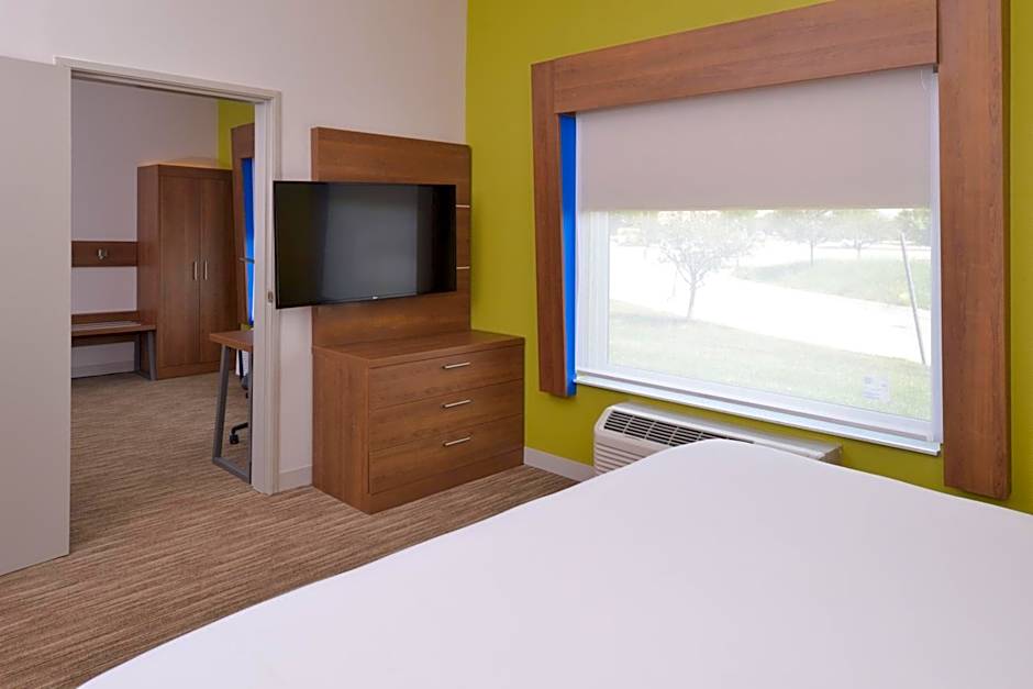 Holiday Inn Express & Suites Omaha - 120th and Maple By IHG