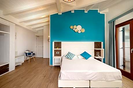 Deluxe Double Room with Balcony and Sea View